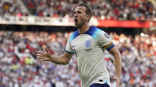 Angličan Harry Kane slaví po vstřelení úvodního gólu během kvalifikačního fotbalového utkání skupiny C Euro 2024 mezi Anglií a Severní Makedonií na Old Trafford v Manchesteru v pondělí 19. června 2023.  (AP Photo/Dave Thompson)