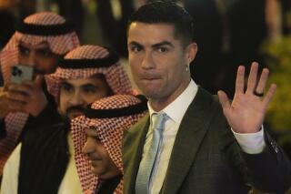 Cristiano Ronaldo saluda en el acto en que se le presentó como nuevo jugador del Al Nassr en Riad, el martes 3 de enero de 2023 (AP Foto/Amr Nabil)