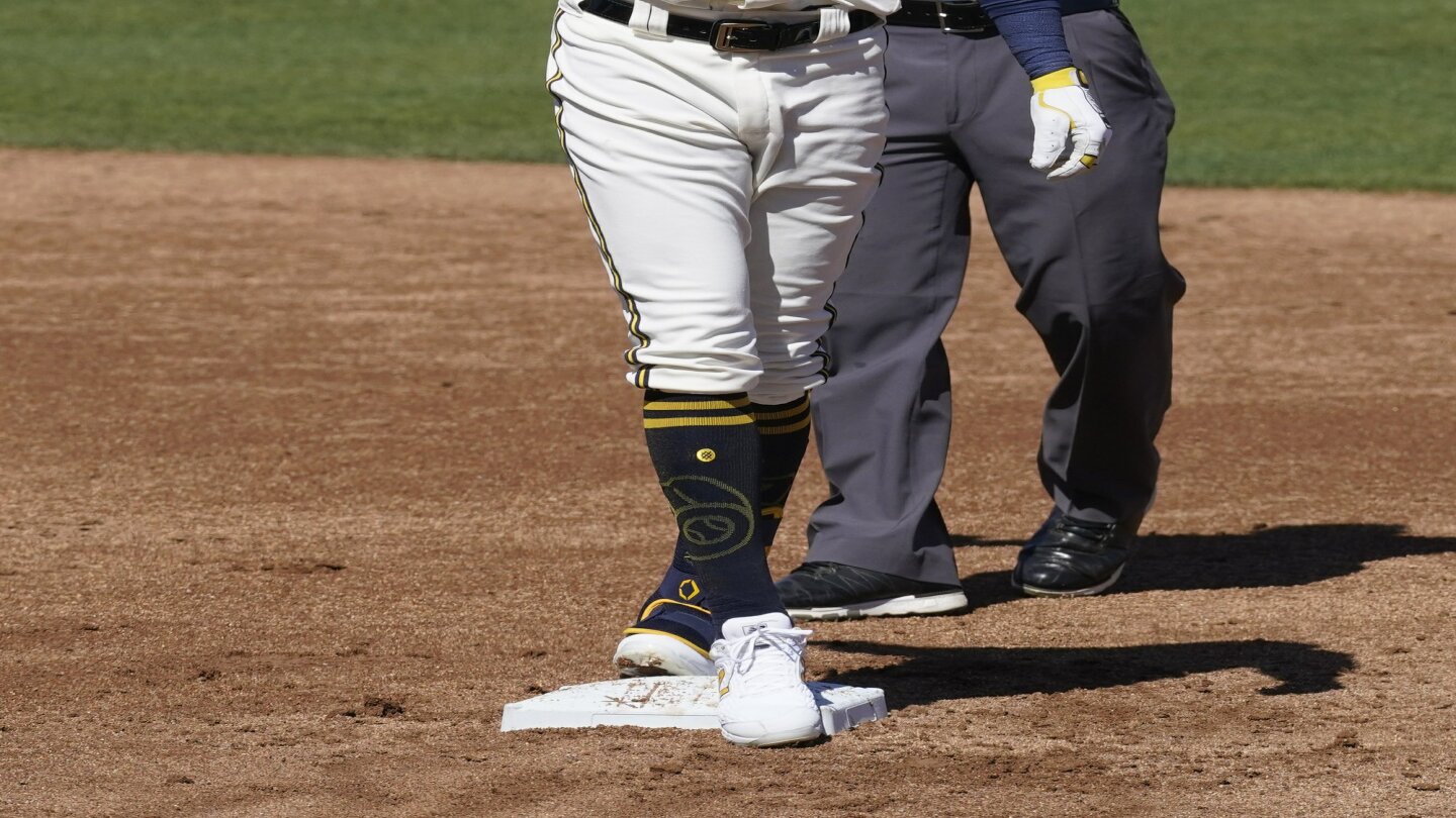 Brewers' Lorenzo Cain slowed in spring training by leg injury