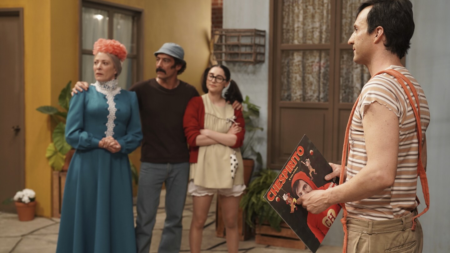 „Chespirito: Sin Querer Queriendo“ е почит към мексиканския комик, който оформи поколение 