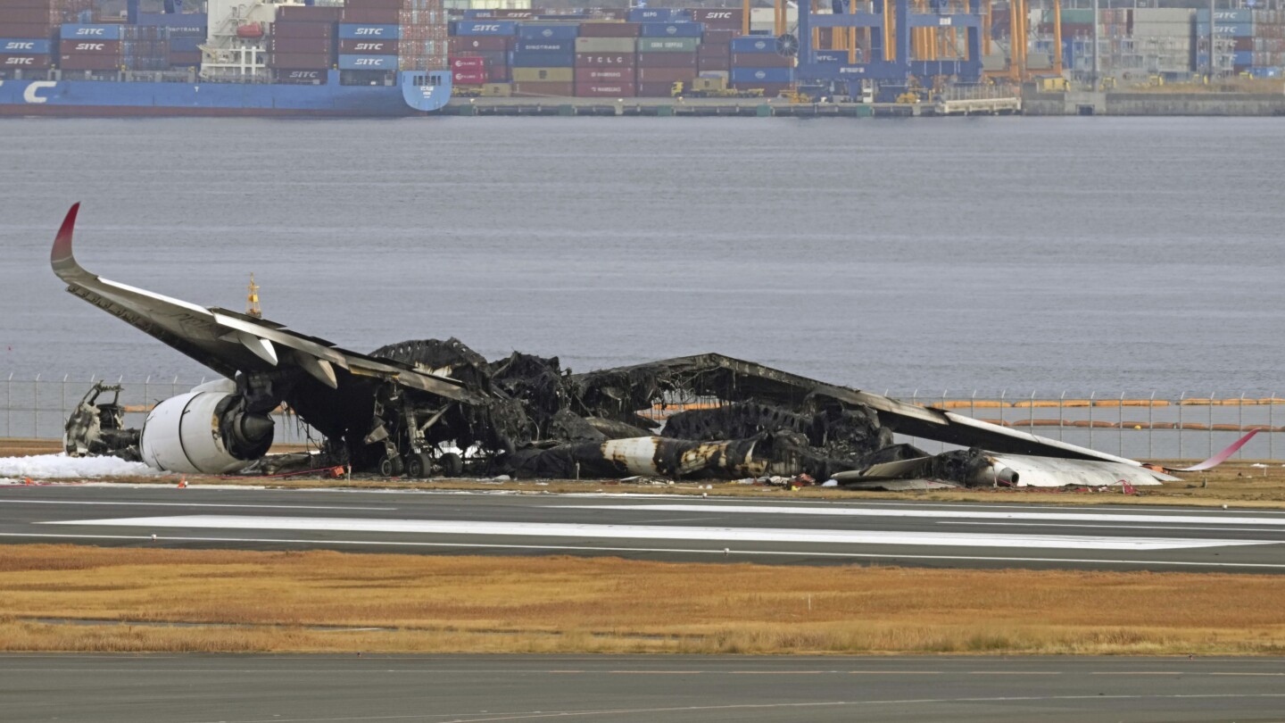 Japonijos lėktuvo katastrofa: žuvo penki įgulos nariai, šimtai saugiai evakuoti