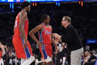 El entrenador de los 76ers de Filadelfia Nick Nurse (derecha) conversa con Tyrese Maxey (centro) y Joel Embiid (izquierda), durante la segunda mitad del Juego 2 de la primera ronda de la postemporada de la NBA, ante los Knicks de Nueva York, el lunes 22 de abril de 2024, en Nueva York. (AP Foto/Frank Franklin II)