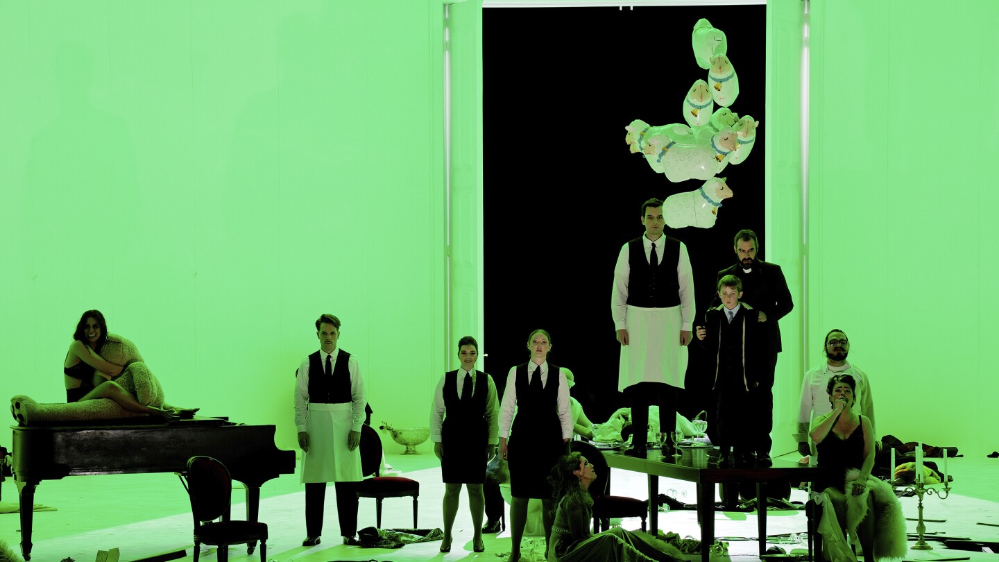 Нова оперна продукция добавя нещо ново към „Ангелът унищожител“ на Луис Бунюел: канибализъм