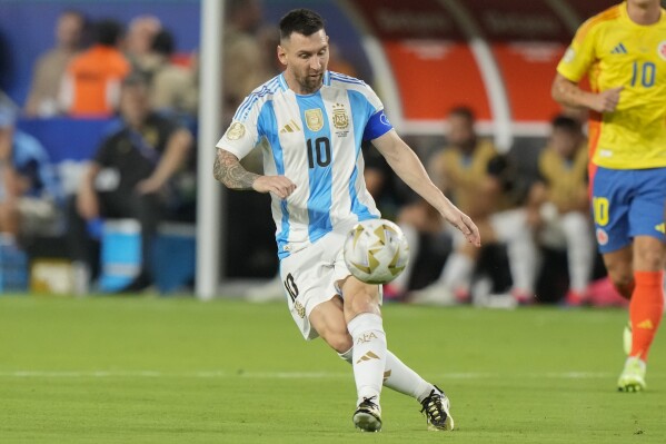 Argentina's Lionel Messi kicks the ball during the Copa America final soccer match against Colombia in Miami Gardens, Fla., Sunday, July 14, 2024. (AP Photo/Wilfredo Lee)