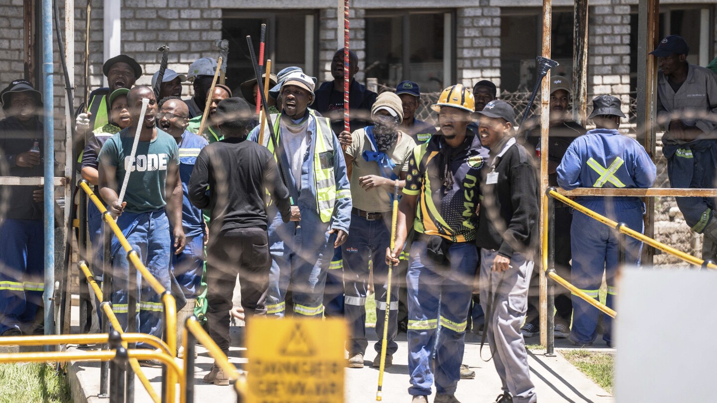 Górnicy opuszczają kopalnię złota w Republice Południowej Afryki po trzech dniach spędzonych pod ziemią z powodu sporu związkowego