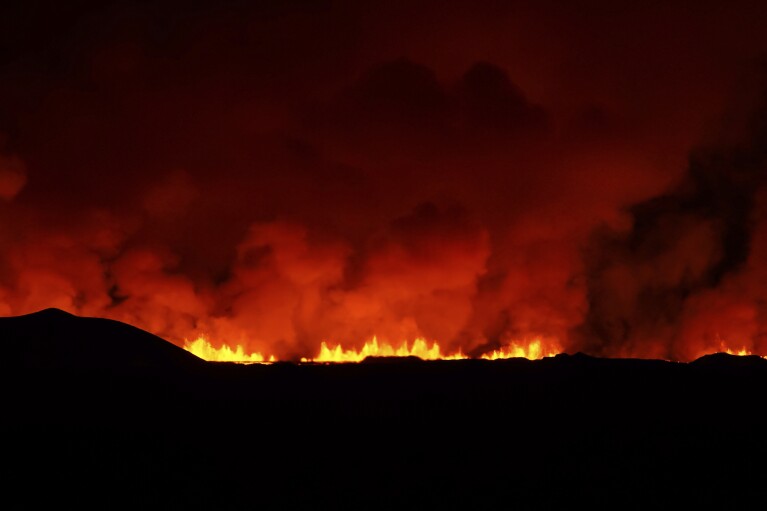 Une vue du volcan en éruption, au nord de Grindavík, en Islande, le jeudi 8 février 2024. Le Bureau météorologique islandais indique qu'un volcan est en éruption dans la partie sud-ouest du pays, au nord d'une colonie voisine.  L'éruption du volcan Sylingarfell a commencé jeudi à 6 heures du matin, heure locale, peu après une intense activité sismique.  (Photo AP/Marco Di Marco)