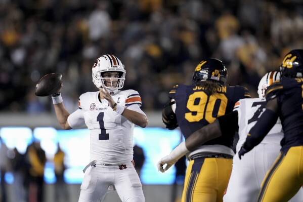 Auburn quarterback Payton Thorne (1) looks for a receiver during the first half of the team's NCAA college football game against California on Saturday, Sept. 9, 2023, in Berkeley, Calif. (AP Photo/Godofredo A. Vásquez)