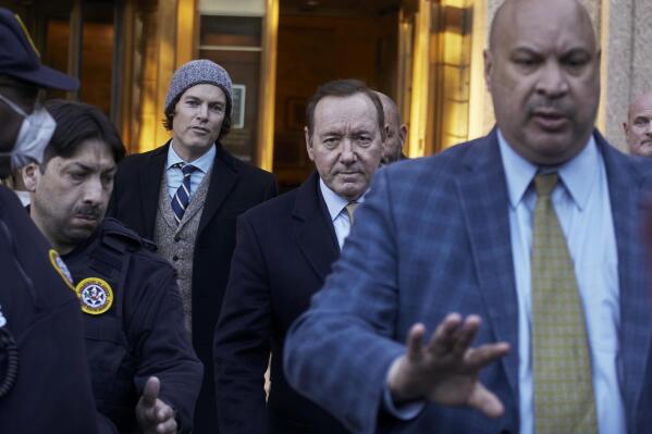 FILE - American actor Kevin Spacey, center, leaves the Daniel Patrick Moynihan Court House on Oct. 20, 2022, in New York. A film museum in Italy's city of Turin said Thursday, Nov. 3 that Spacey will receive a lifetime achievement award and teach a master class there early next year. (AP Photo/Andres Kudacki, File)