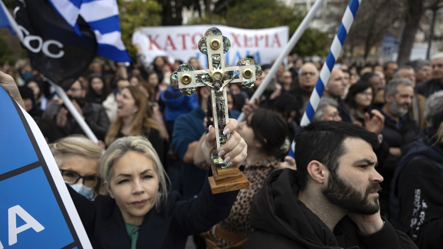Стотици протестиращи се противопоставят на законопроекта, позволяващ митинг за еднополови бракове в гръцката столица