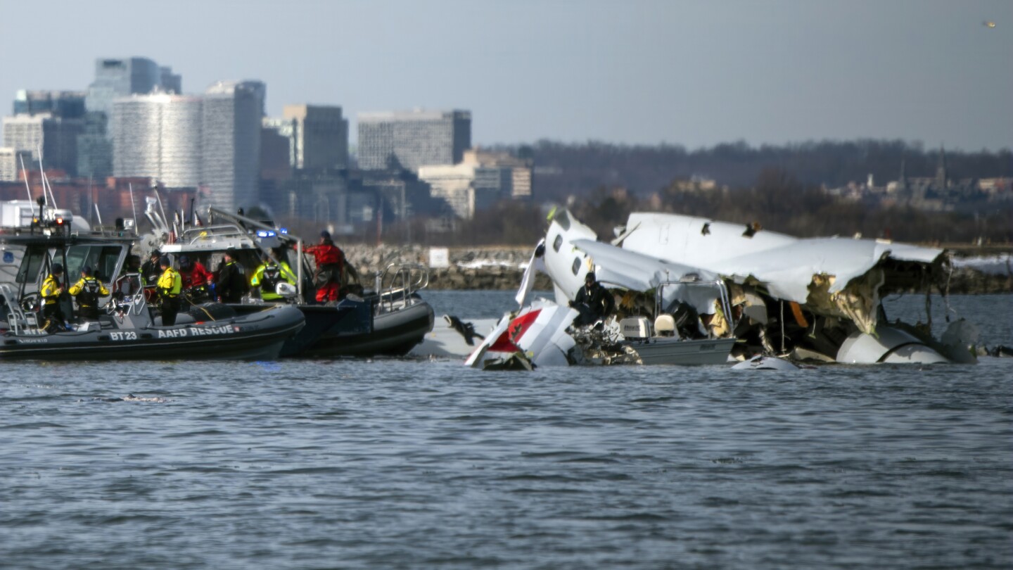Boats Return to Potomac River for DC Plane Crash Recovery and Investigation Efforts