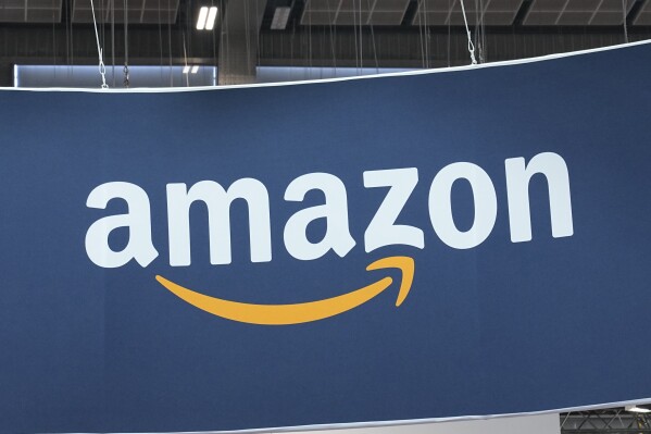 ARCHIVO - El logotipo de Amazon es fotografiado en un evento en París, el 15 de junio de 2023. (AP Foto/Michel Euler, Archivo)