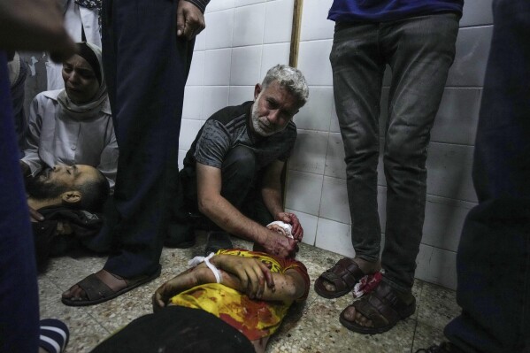 Palestinos lamentan la muerte de familiares durante un bombardeo israelí, el jueves 9 de mayo de 2024, en el hospital Al Aqsa, en Deir al Balah, en la Franja de Gaza. (AP Foto/Abdel Kareem Hana)