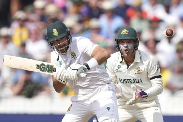 Australia's wicketkeeper Alex Carey, right, reacts as South Africa's Aiden Markram plays a shot on day three of the World Test Championship final between South Africa and Australia at Lord's cricket ground in London, Friday, June 13, 2025. (AP Photo/Kirsty Wigglesworth)