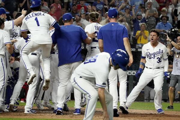 Pratto's 9th-inning homer gives Royals 5-4 win over Red Sox