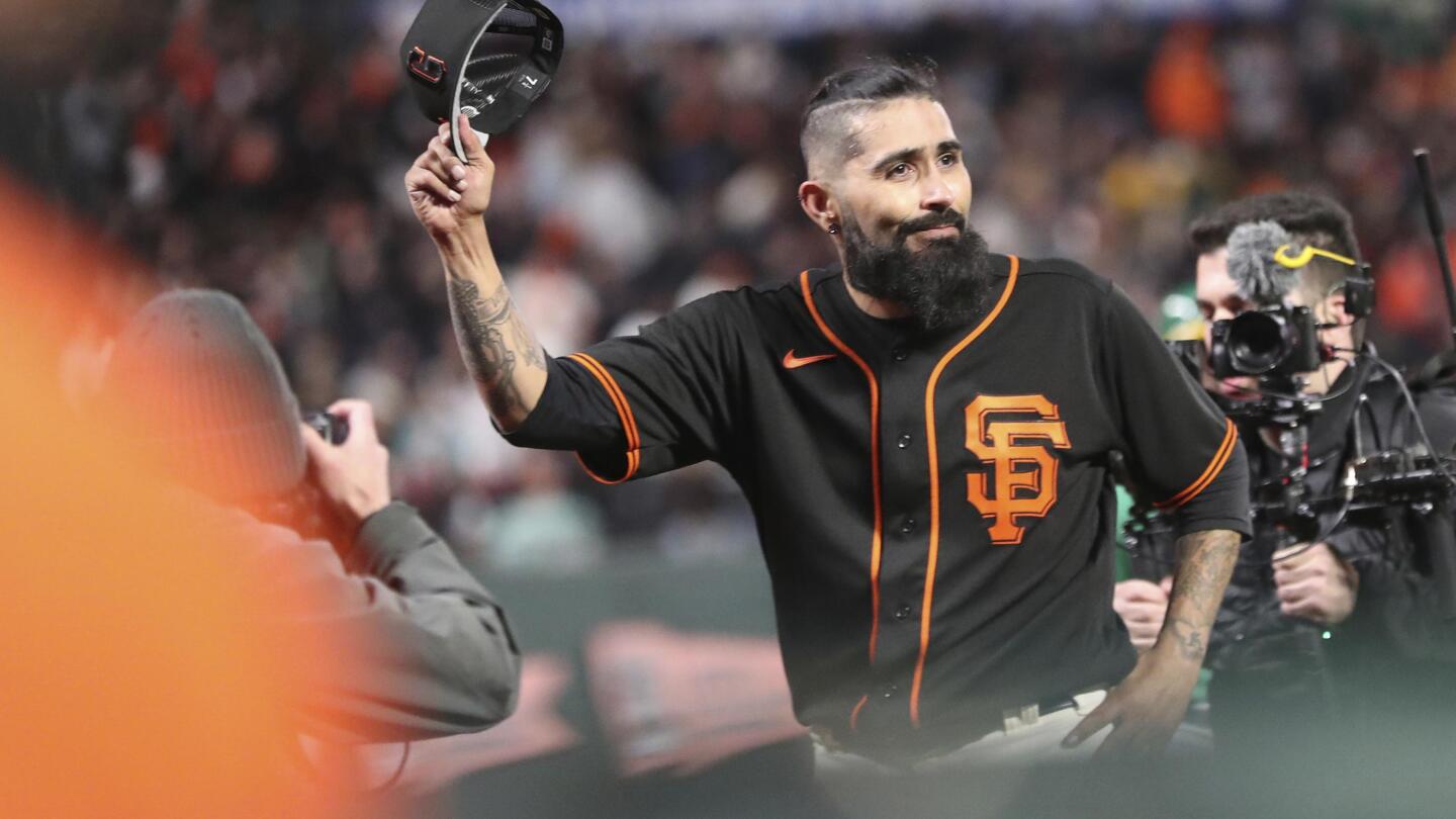 Giants to re-sign Sergio Romo so he can pitch in exhibition, retire