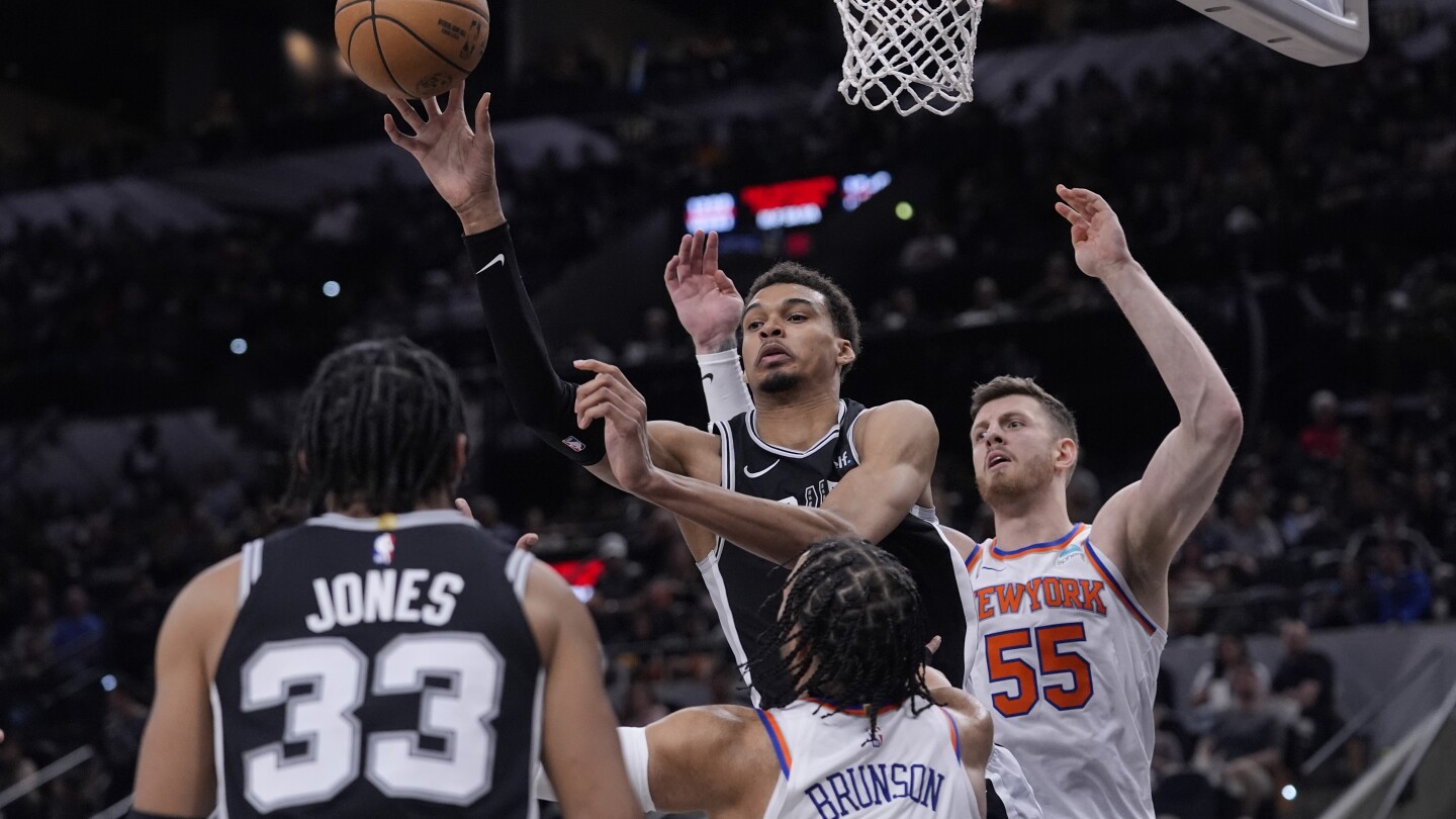 San Antonio Spurs Face Off Against New York Knicks in NBA Game