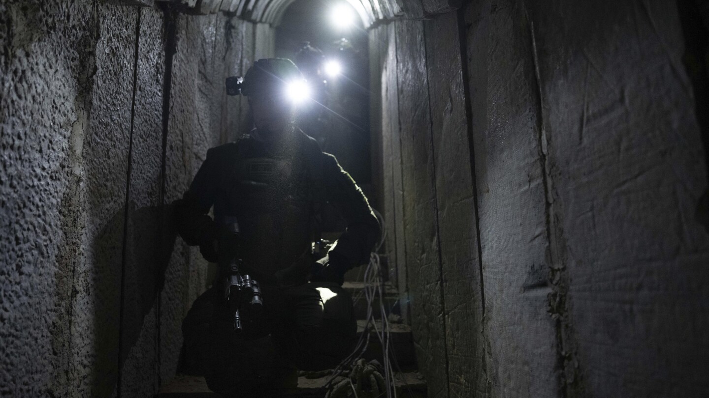 Израелската армия съобщи, че е открила следи от заложници в подземен тунел в Ивицата Газа