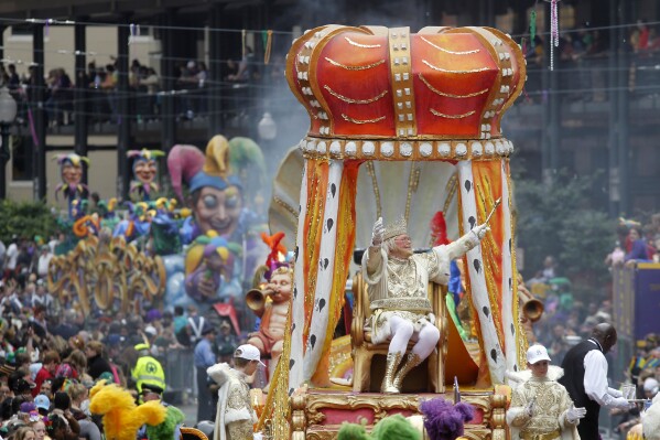 Rex, rei do carnaval, está instalado em Krewe de Rex quando chega à Canal Street em Mardi Gras, Nova Orleans, 8 de março de 2011. (AP Photo/Gerald Herbert, arquivo)
