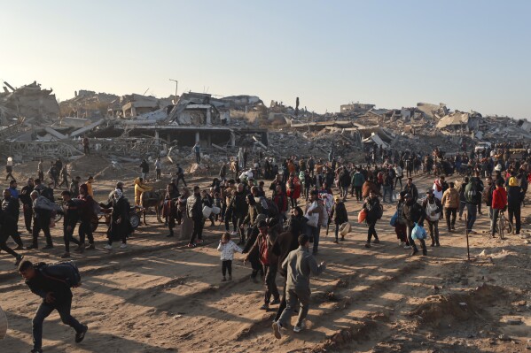 displaced palestinians arrive in the northern gaza strip, following israel's decision to allow thousands of them to go back for the first time since the early weeks of the 15-month war with hamas, monday, jan. 27, 2025. (ap photo/abed hajjar)