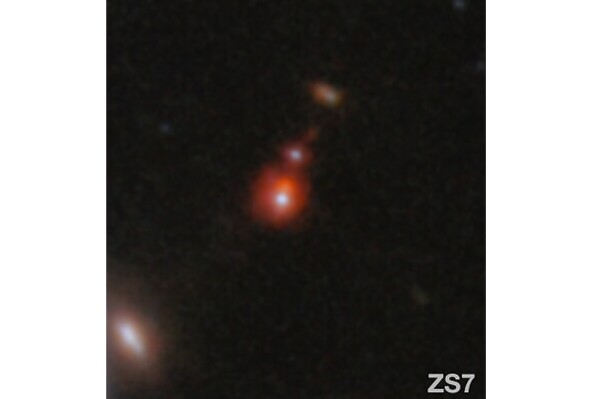 This image released by NASA shows the ZS7 galaxy system, revealing the ionized hydrogen emission in orange and the doubly ionized oxygen emission in dark red. (ESA/Webb, NASA via Ǻ)
