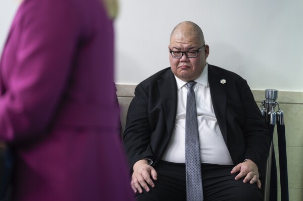 O diretor de comunicações da Casa Branca, Steven Cheung, ouve como o secretário de imprensa da Casa Branca, Karoline Leavitt, fala durante um briefing na Casa Branca, terça -feira, 28 de janeiro de 2025, em Washington. (AP Photo/Evan Vucci)