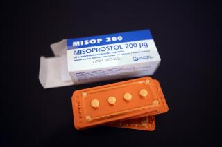 ARCHIVO - El medicamento misoprostol se ve en la mesa de un ginecólogo en Casa Fusa, un centro médico en Buenos Aires, Argentina, el viernes 22 de enero de 2021. (AP Foto/Victor R. Caivano, Archivo)