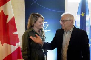 Melanie Joly (izquierda), ministra de Exteriores de Canadá, y Josep Borrell, alto representante de Asuntos Exteriores de la UE, hablan durante una reunión bilateral en el marco de una cumbre de ministros de Exteriores del G7 en Weissenhaeuser Strand, Alemania, el 14 de mayo de 2022. (Marcus Brandt/Pool via AP)