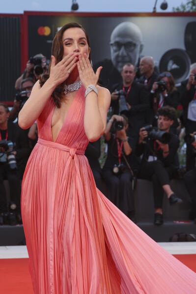 Ana De Armas Wore Pink And Diamonds To The Premiere Of 'Blonde
