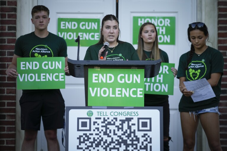 Emma Ehrens, au centre, survivante de la fusillade de l'école primaire de Sandy Hook en 2012, s'exprime avec d'autres survivants lors d'un rassemblement contre la violence armée le vendredi 7 juin 2024 à Newtown, Connecticut.  (Photo AP/Bryan Woolston)