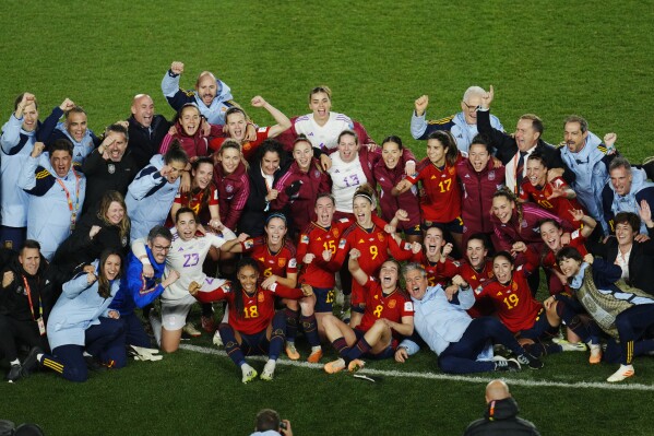 Spain players and their support staff celebrate after their win in the Women's World Cup semifinal soccer match between Sweden and Spain at Eden Park in Auckland, New Zealand, Tuesday, Aug. 15, 2023. (AP Photo/Abbie Parr)