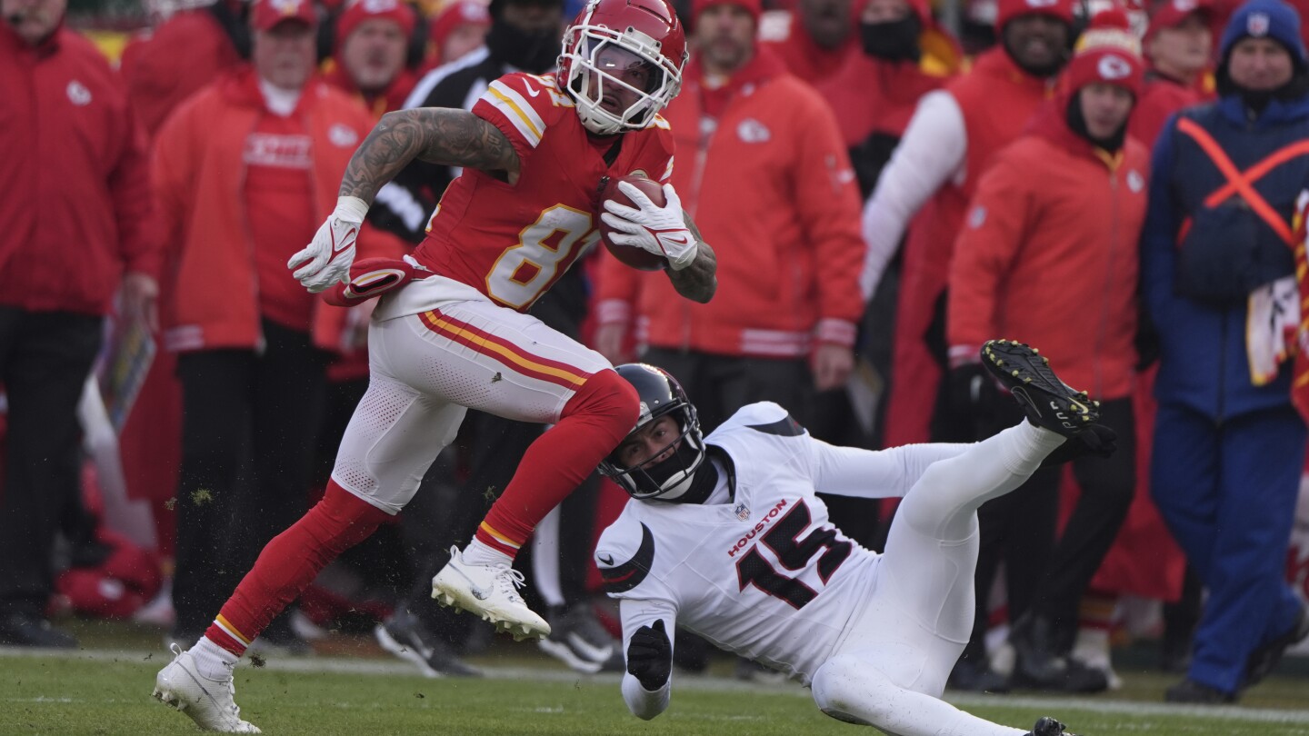 Kris Boyd, do Texas, é penalizado e depois empurra seu treinador na primeira jogada contra o Chiefs
 #ÚltimasNotícias