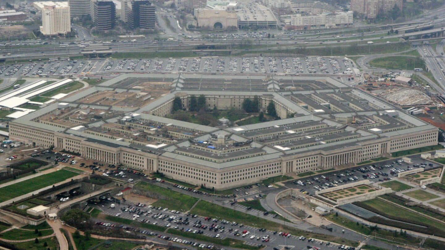 Пентагонът ще инсталира слънчеви панели на покрива, докато Байдън прокарва чиста енергия във федералните сгради