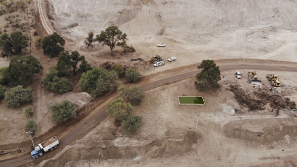 Continúa la construcción de una nueva línea de tren en el norte de México, en San Lorenzo, estado de Sonora, México, el lunes 13 de noviembre de 2023. (Foto AP/Luis Castillo)