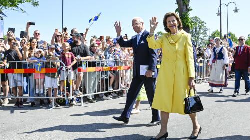 Schwedens König Carl Gustaf und Königin Silvia Stranas besuchen Schweden am Dienstag, den 6. Juni 2023, am schwedischen Nationalfeiertag.  Die schwedischen Könige feiern den 500. Jahrestag der Krönung Gustav Vasas als König von Schweden und markieren damit die Gründung des skandinavischen Landes als unabhängige Nation.  (Pontus Lundahl News Agency/TT über AP)