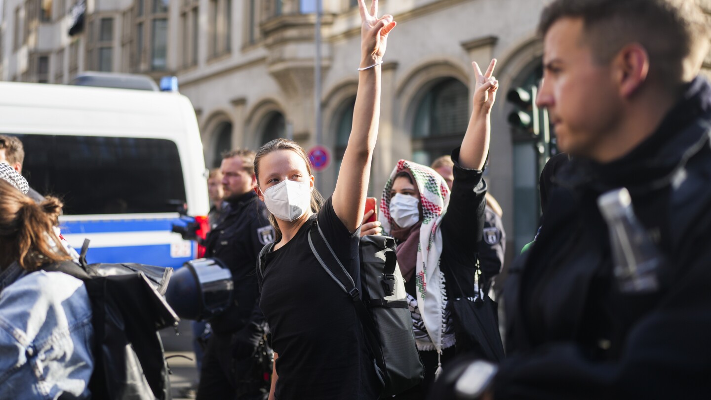 Die deutsche Polizei räumt pro-palästinensische Demonstranten von der Berliner Universität