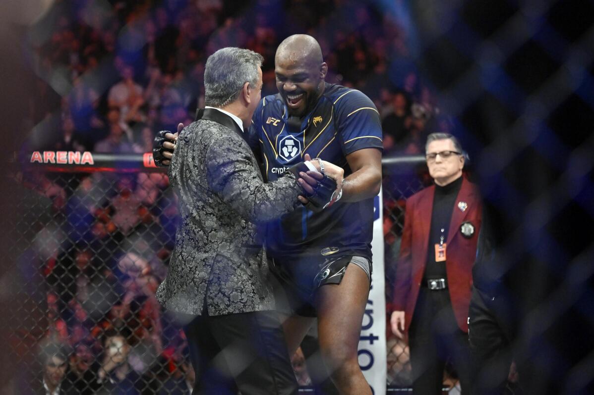 Jon Jones returns to win UFC heavyweight title in 1st round | AP News