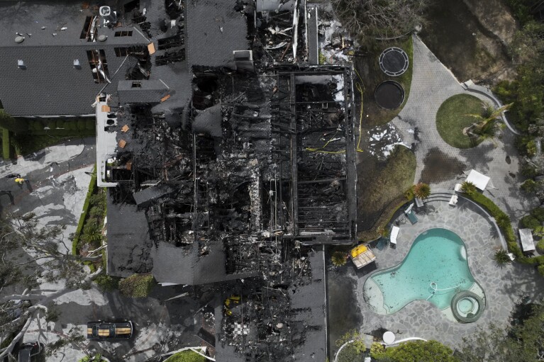 Une vue aérienne montre une propriété endommagée par un incendie, qui semble appartenir à Cara Delevingne, le vendredi 15 mars 2024, dans le quartier Studio City de Los Angeles.  (Photo AP/Jae C. Hong)