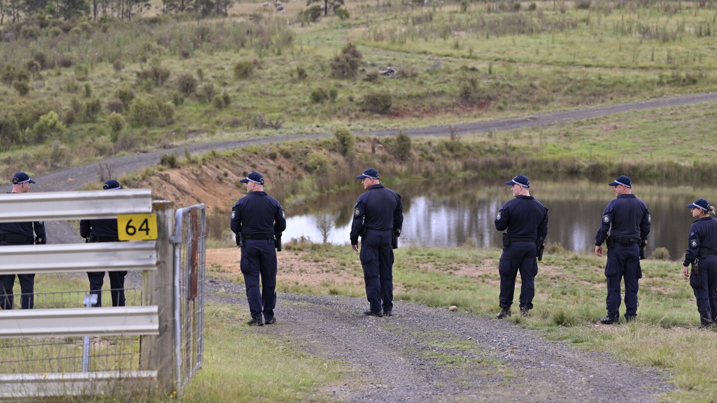 МЕЛБЪРН Австралия AP — Полицейски водолази претърсваха вътрешни водни пътища