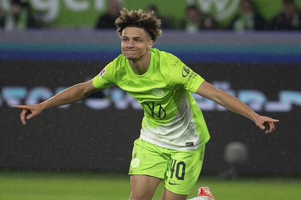 Wolfsburg's Kevin Paredes celebrates scoring their side's second goal of the game during the German Bundesliga soccer match between Werder Bremen and VfL Wolfsburg at the Volkswagen Arena in Wolfsburg, Germany, Sunday, Nov. 5, 2023. (Swen Pförtner/dpa via AP)