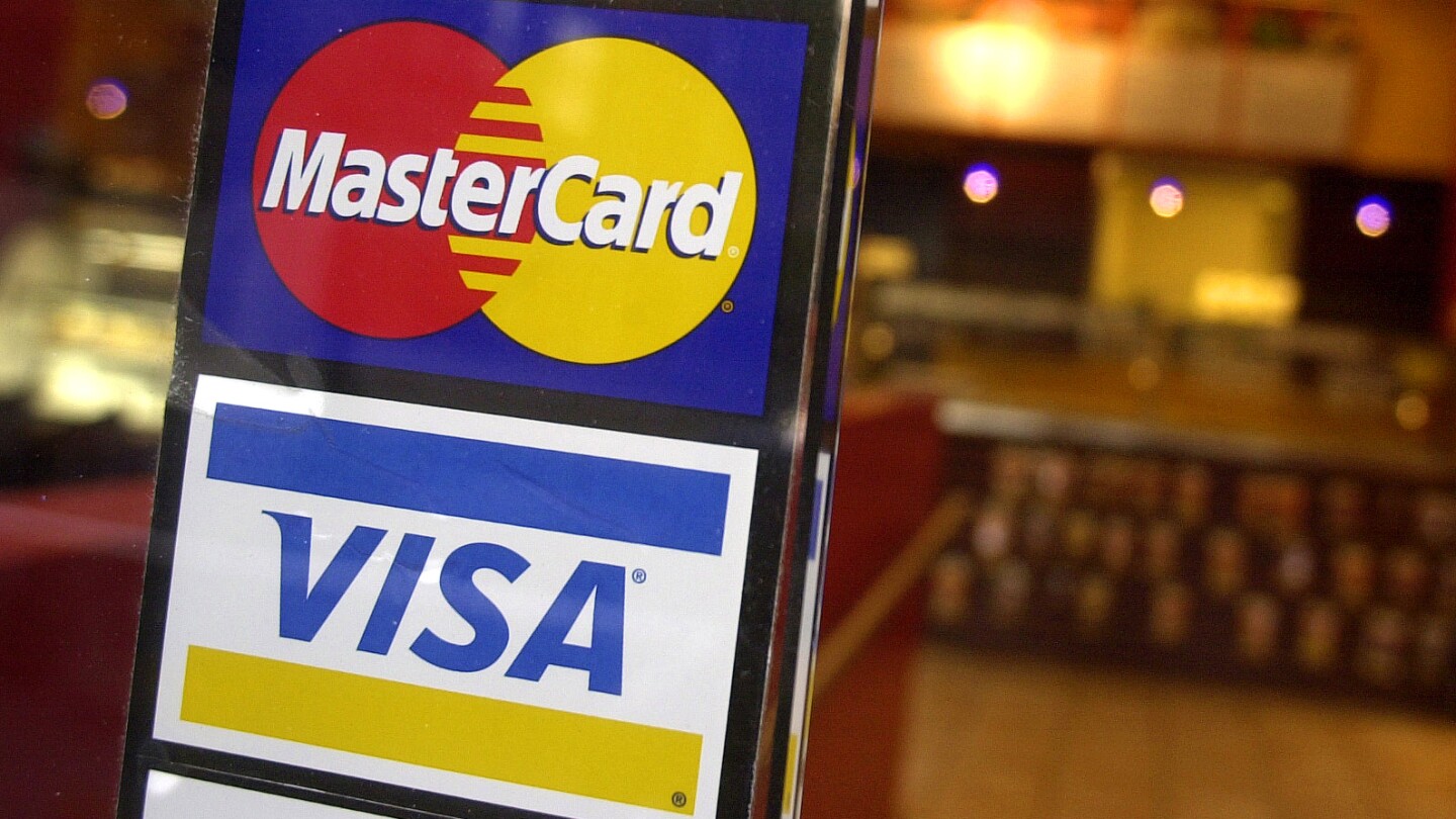 Крайният срок за фирмите да кандидатстват за техния дял от мащабното споразумение с компании за кредитни карти се очертава