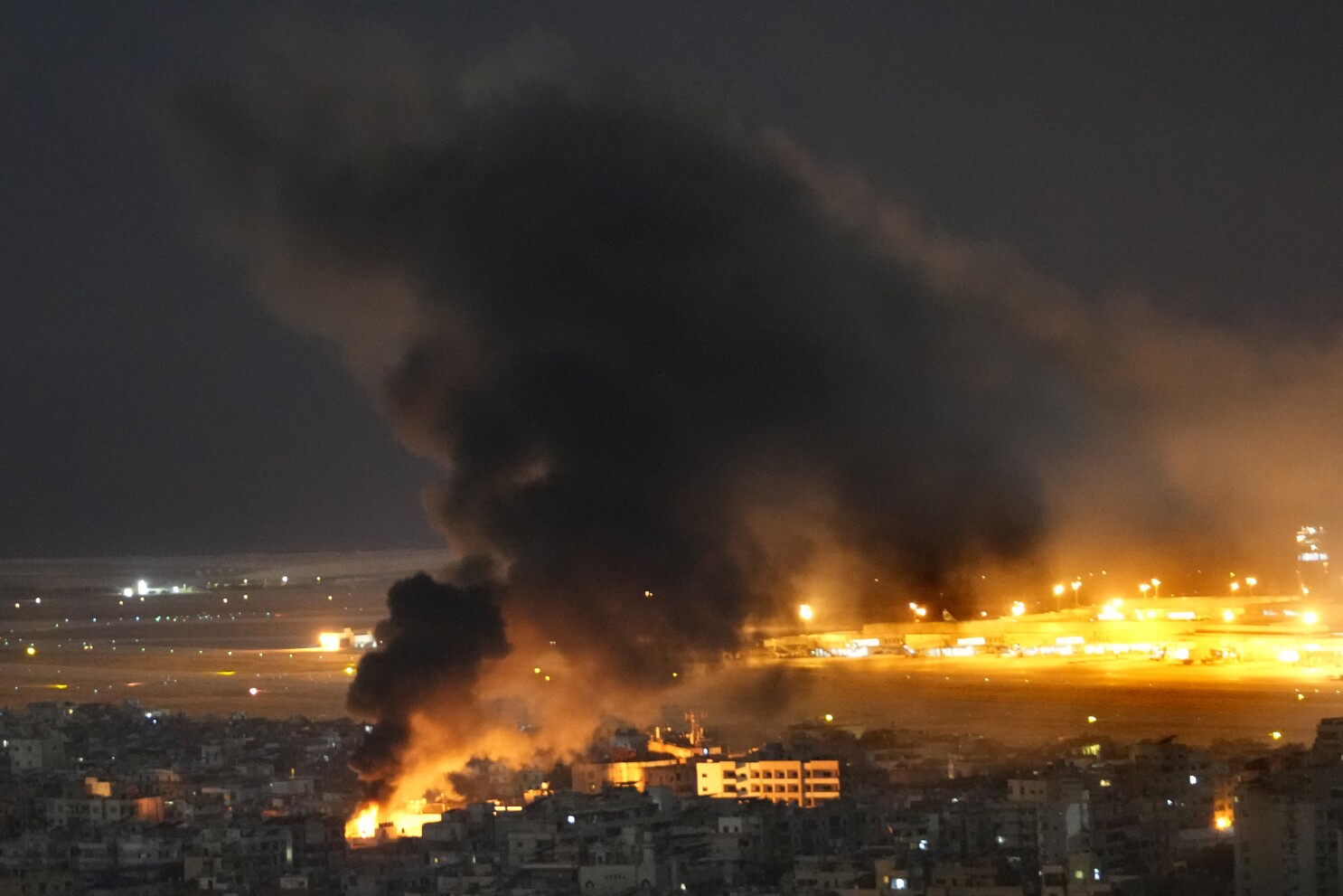 Israel bombardea varios edificios en Tiro, en el sur de Líbano | AP News