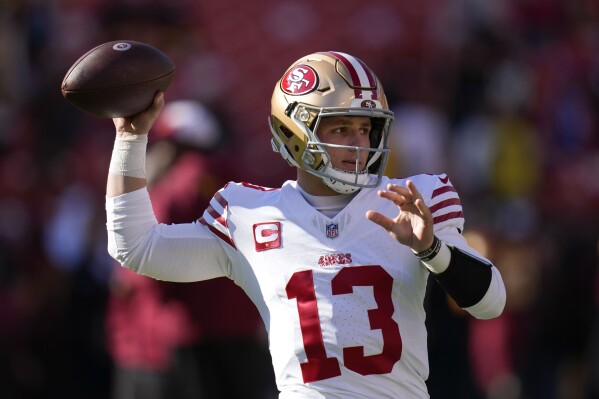 El mariscal de campo de los 49ers de San Francisco, Brock Purdy (13), lanza el balón durante los calentamientos previos al inicio de la primera mitad de un partido de fútbol americano de la NFL contra los Commanders de Washington, el domingo 31 de diciembre de 2023, en Landover, Maryland (AP Foto/Alex Brandon)