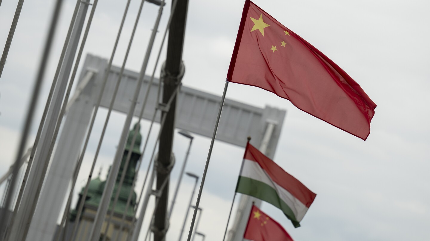 БУДАПЕЩА Унгария АП — Китайският президент Си Дзинпин пристигна в