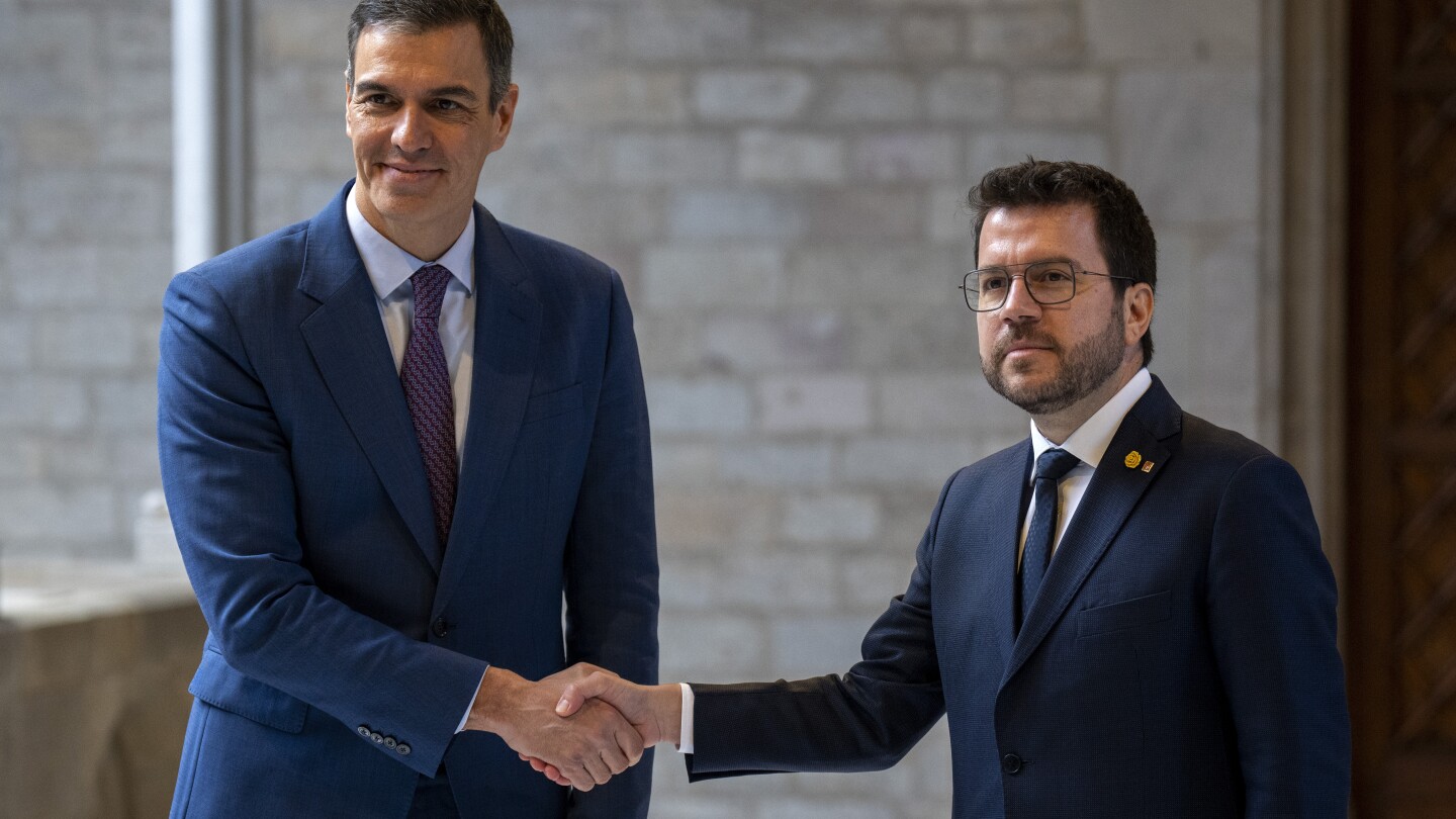 БАРСЕЛОНА Испания AP — Испанският премиер Педро Санчес посети Барселона