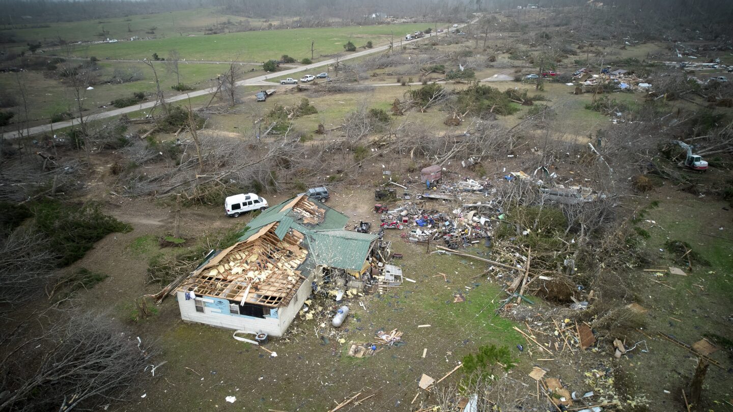 At least 32 dead in massive US storm after new fatalities reported in Kansas and Mississippi