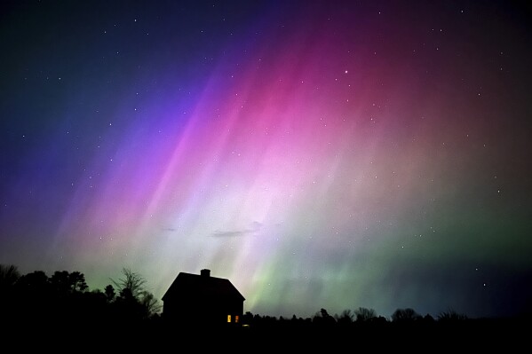 Una aurora boreal ilumina el cielo sobre una granja la tarde del viernes 10 de mayo de 2024 en Brunswick, Maine. En todo el mundo se reportaron brillantes luces púrpuras, verdes, amarillas y rosadas, con avistamientos en Alemania, Suiza, Londres y Estados Unidos y Canadá. (AP Foto/Robert F. Bukaty)