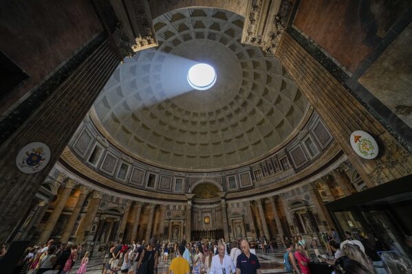 Ziyaretçiler, 24 Ağustos 2023 Perşembe, Roma'daki Pantheon kubbesinin iç kısmını geziyor. (AP Fotoğrafı/Andrew Medichini)