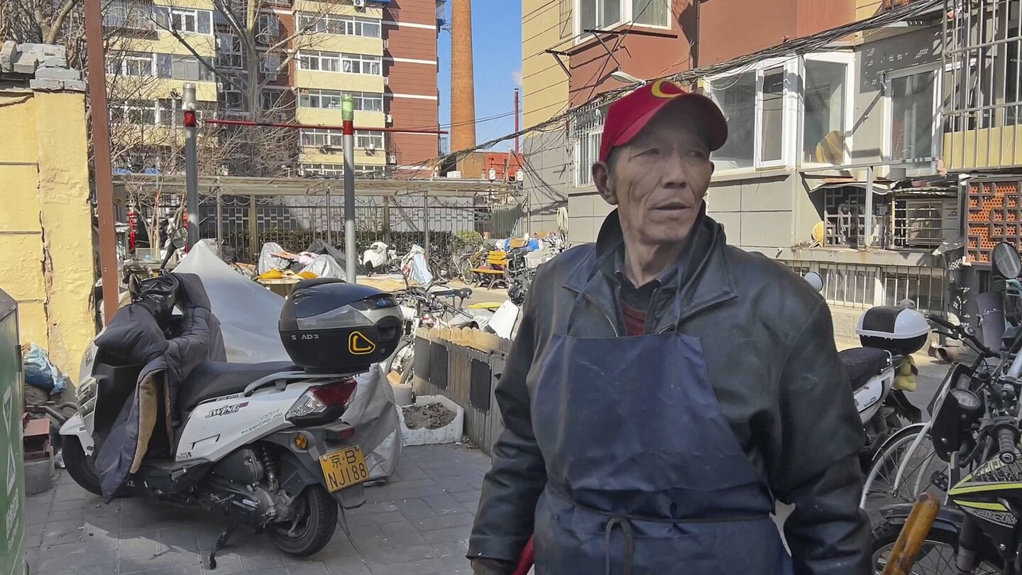 ПЕКИН (AP) - На 53 години Гуан Джунлинг е твърде