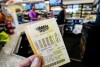 ARQUIVO - Um bilhete da Mega Millions é visto quando uma pessoa faz uma compra em uma loja de conveniência, em 7 de agosto de 2023, em Kennesaw, Geórgia. Alguém em Nova Jersey superou as probabilidades e ganhou o jackpot de US$ 1,13 bilhão da Mega Millions, quebrando uma seqüência de vitórias consecutivas que datava de dezembro passado.  Os números sorteados na noite de terça-feira, 26 de março de 2024, foram: 7, 11, 22, 29, 38 e o ouro Mega Ball 4. (AP Photo/Mike Stewart, Arquivo)