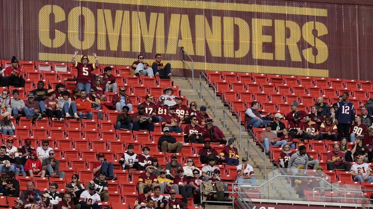 Los dueños de Walmart compran a los Broncos de Denver